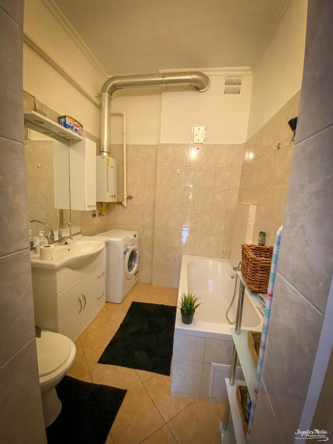 Lovely Central Apartment With Free Parking, Koezponthoz Koezeli 3 Szobas Lakas Дьор Екстериор снимка