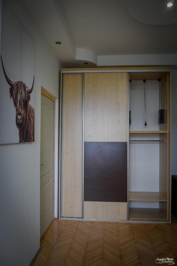 Lovely Central Apartment With Free Parking, Koezponthoz Koezeli 3 Szobas Lakas Дьор Екстериор снимка