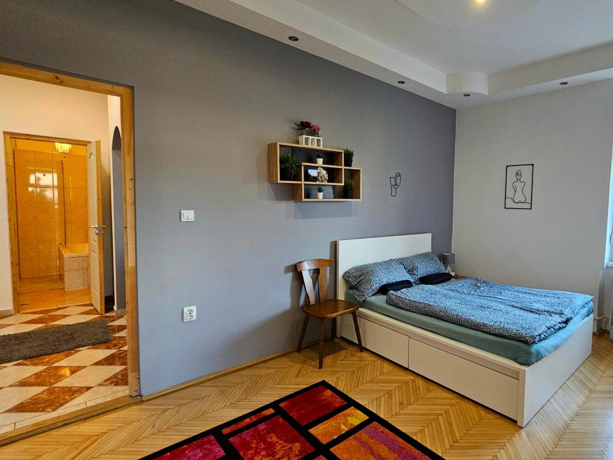 Lovely Central Apartment With Free Parking, Koezponthoz Koezeli 3 Szobas Lakas Дьор Екстериор снимка
