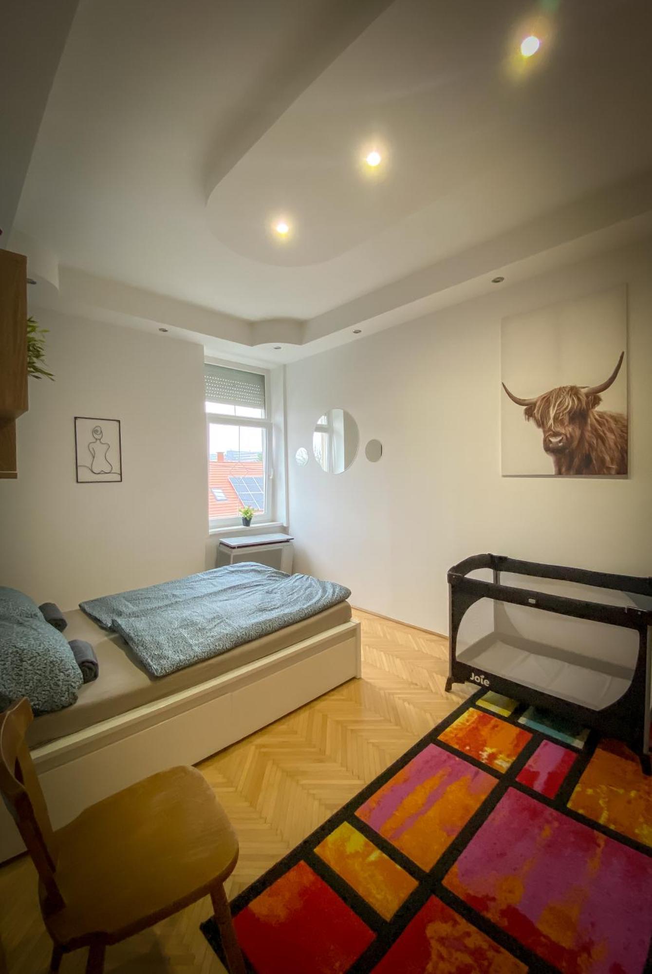 Lovely Central Apartment With Free Parking, Koezponthoz Koezeli 3 Szobas Lakas Дьор Екстериор снимка