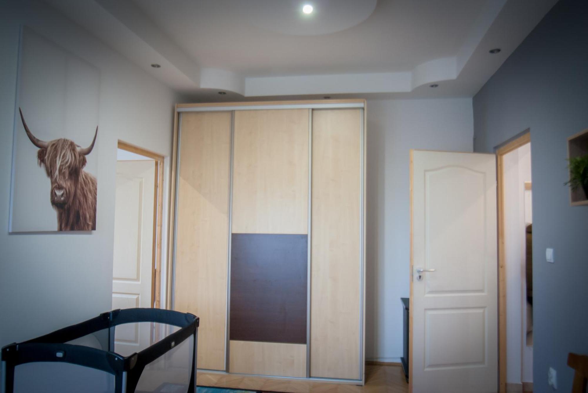 Lovely Central Apartment With Free Parking, Koezponthoz Koezeli 3 Szobas Lakas Дьор Екстериор снимка