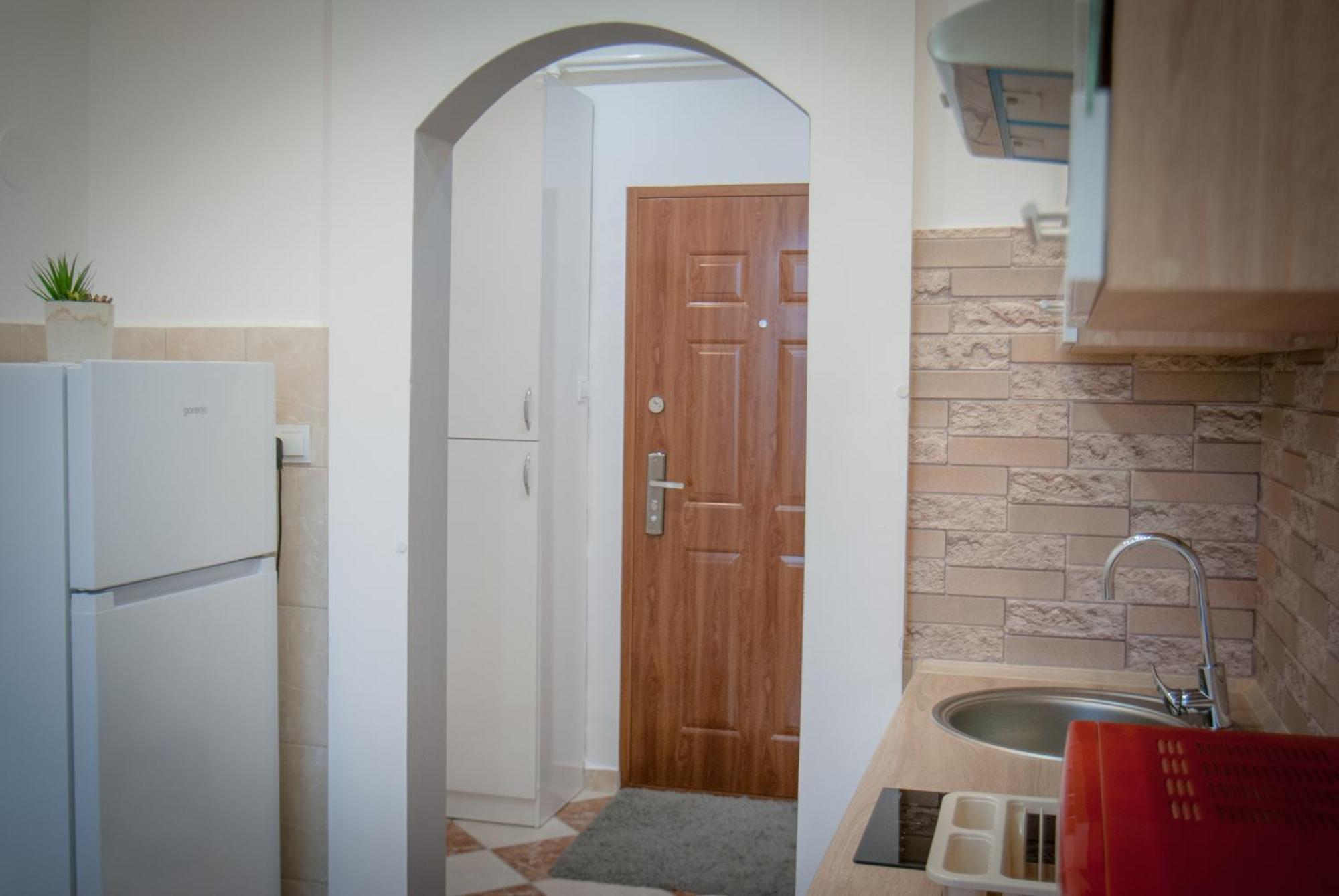 Lovely Central Apartment With Free Parking, Koezponthoz Koezeli 3 Szobas Lakas Дьор Екстериор снимка