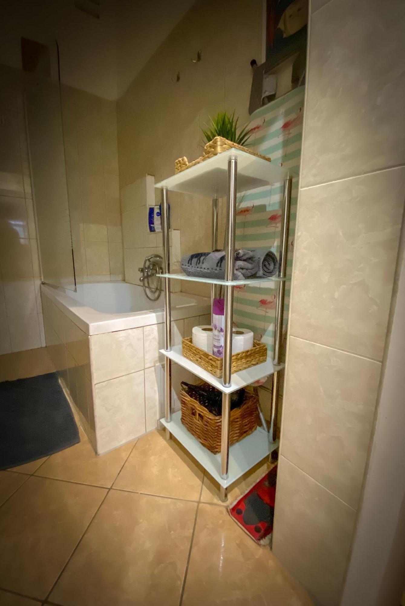 Lovely Central Apartment With Free Parking, Koezponthoz Koezeli 3 Szobas Lakas Дьор Екстериор снимка